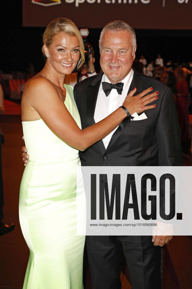Franziska van Almsick mit Partner Jürgen B. Harder beim 51. Ball des Sports 2022 im RheinMain CongressCenter. Wiesbaden
