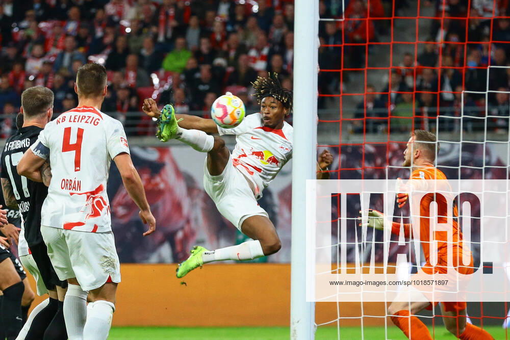 Fussball 1. Bundesliga, RB Leipzig - SC Freiburg, v.l. Mohamed Simakan (Leipzig, 2) schiesst Tor, Torschuetze, erzielt Tor, Treffer, scores the goal 1:0 Leipzig