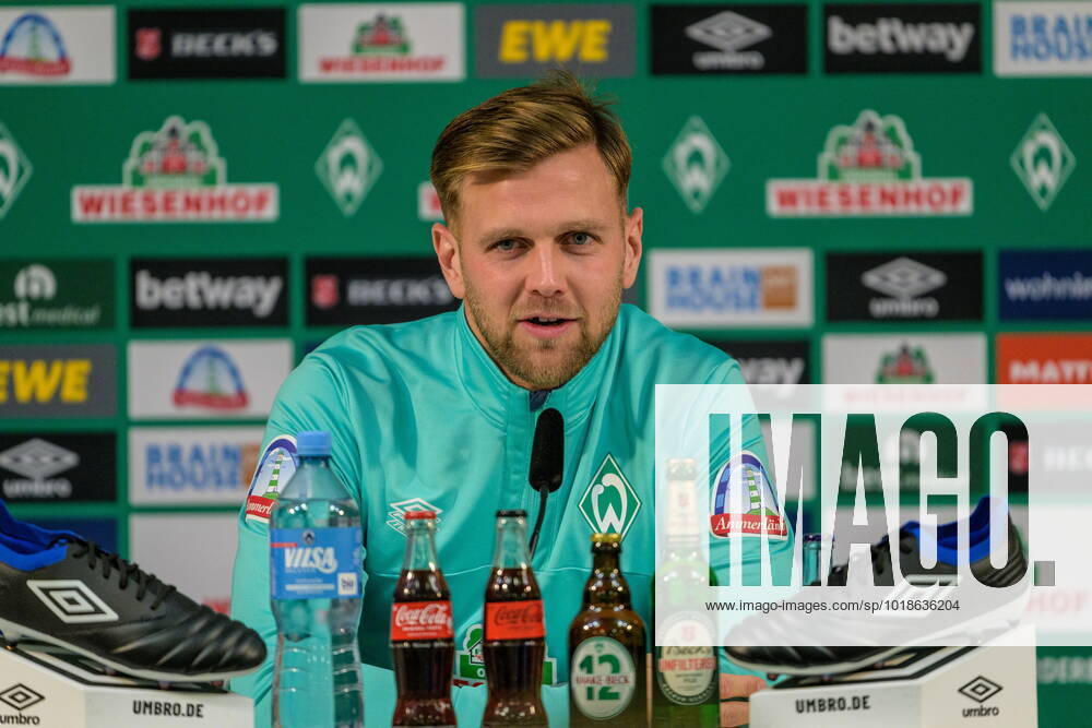 GER, 1.FBL, Werder Bremen 10.11.2022, Pressekonferenzraum, Bremen, GER, 1.FBL, Werder Bremen Mixedzone ; am Podium im Medienraum sitzend während einer Mixed Zone. Niclas Füllkrug Fuellkrug (Werder Bremen 11); zu seiner Nominierung zur WM 2022 in Katar