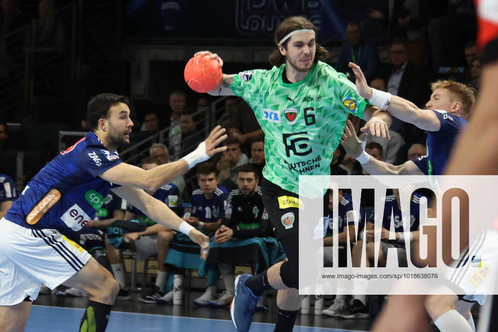 KW45 DEU, DHB, 1.HBL, Fuechse Berlin vs. Hannover Burgdorf, 10.11.2022, Max-Schmeling-Halle, Berlin, DEU, DHB, 1.HBL, Fuechse Berlin vs. Hannover Burgdorf, im Bild f , Bastian Roscheck (TSV Hannover 4), Jonathan Edvardsson (TSV Hannover 26) Foto: Juergen Engler nordphoto GmbH