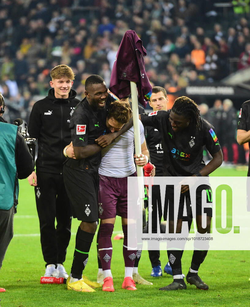 Moenchengladbach; Fussball, Herren, 1. Fussball-Bundesliga, Saison 2022 2023, Borussia Moenchengladbach vs. Borussia Dortmund Marcus Thuram (Gladbach, Mitte links) freut sich nach Spielende mit Torwart Jan Olschowsky (Gladbach, Mitte rechts) DFL regulations prohibit any use of photographs as image sequences and or quasi-video. Borussia-Park NRW Deutschland