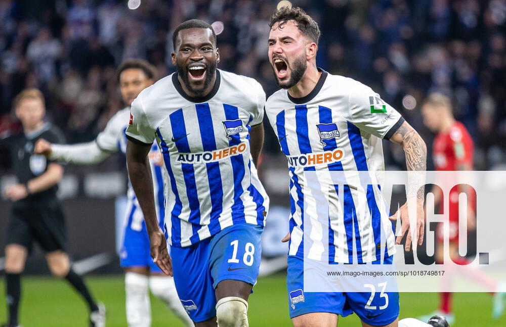 KW45 Berlin, 12.11.22, Fussball, Bundesliga, 15. Spieltag, Hertha BSC - 1. FC Koeln, Olympiastadion. Berlins Marco Richter schießt das Tor zum 2:0 und laeuft mit Berlins Wilfried Kanga jubelnt ueber den Platz. DFL regulations and DFB regulations prohibit any use of photographs as image sequences and or quasi-video, Foto: Andreas Gora Hertha BSC - 1. FC Koeln