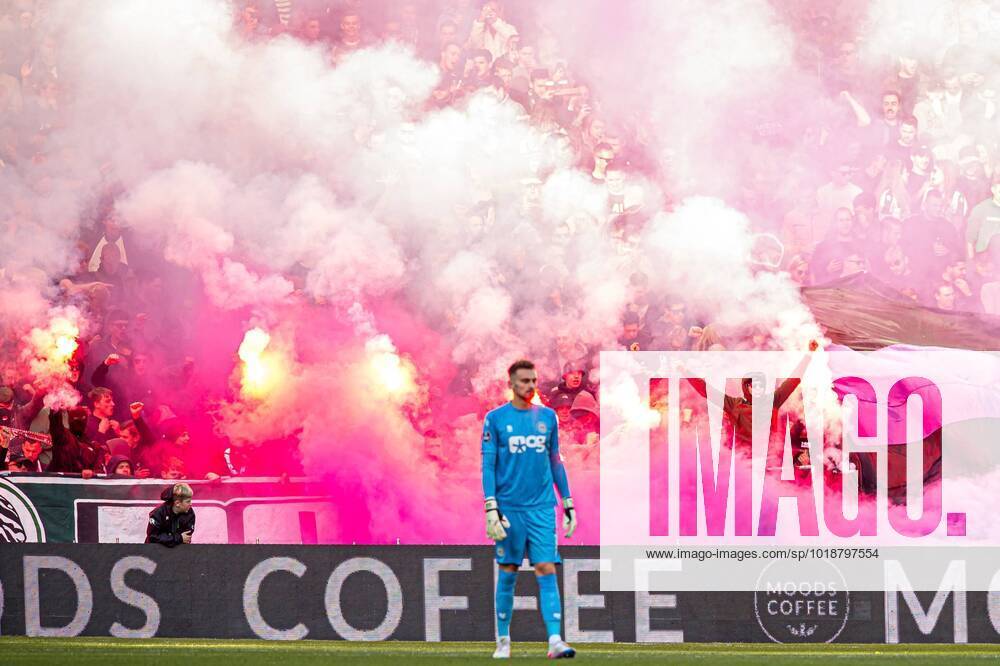 KW45 GRONINGEN - FC Groningen supporters with fireworks (m) FC Groningen goalkeeper Peter Leeuwenburgh during the Dutch Eredivisie match between FC Groningen and Fortuna Sittard at the Euroborg stadium on November 13, 2022 in Groningen, Netherlands. ANP COR LASKER Dutch Eredivisie 2022 2023 ANPxSportx IVx