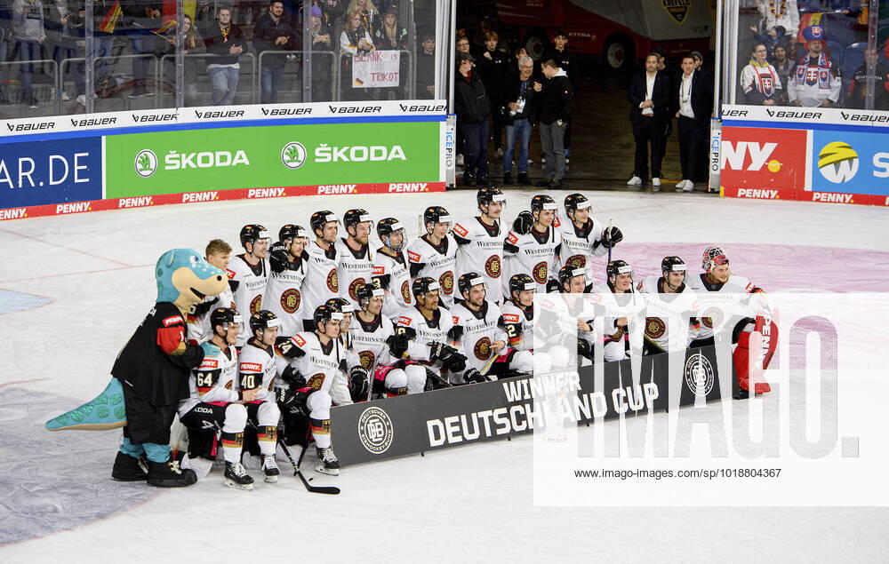 KW45 Siegerehrung, Sieger Team GER mit dem Pokal, Mannschaft, Deutschland (GER) - Slowakei (SVK), am 13.11.2021. Eishockey Deutschland Cup vom 10.11. - 13.11.2022 in Krefeld Deutschland. Â