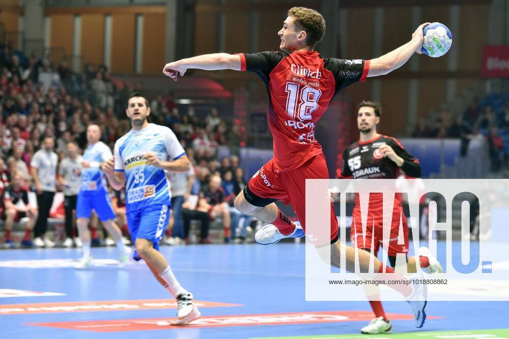 Florian Dorsten (MT Melsungen) beim Wurf; Ivan Sliskovic (TVB Stuttgart) (L) , MT Melsungen - TVB Stuttgart, Handball, 1. Bundesliga Maenner, 13.11.2022, MT Melsungen - TVB Stuttgart, Handball, GER, 1. Bundesliga Maenner, 13.11.2022 Kassel