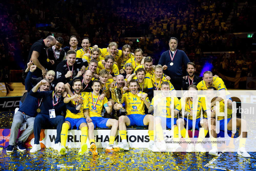 Players of Sweden celebrate after the the WFC 2022 Final between Sweden and Czech Republic on November 13, 2022 in Zurich. Photo: Per Wiklund BILDBYRAN COP 124 PW0136 innebandy floorball landslaget sverige sweden tjeckien national team, Nationalteam czech republic bbeng jubel