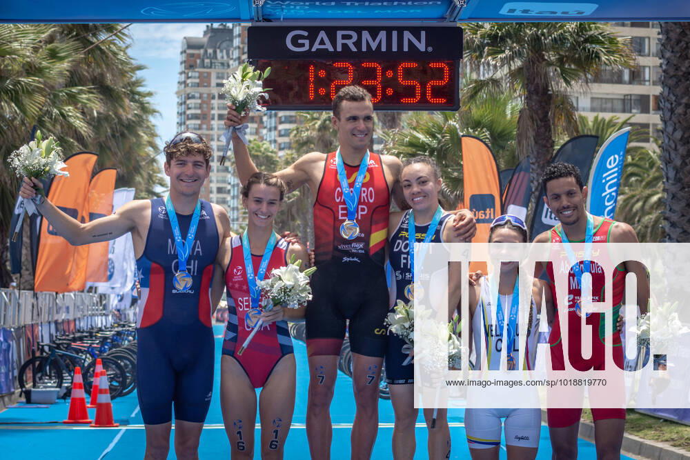 KW45 2022 World Triathlon Cup Vina del Mar The winners of the women s and men s category of the Vina del Mar Triathlon World Cup pose with their prizes. Vina del Mar Chile