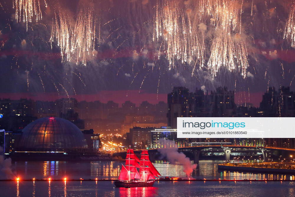 KW26 News BIlder des Tages ST PETERSBURG, RUSSIA - JUNE 27, 2020: The Rossiya Russia brig sails in the Gulf of Finland during the 2020 Scarlet Sails Festival for high school graduates. The event is held online amid the COVID-19 coronavirus pandemic. Peter Kovalev TASS TS0DE5F6