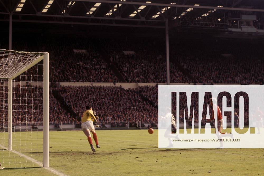 Fußball, WM 1966, Finale in Wembley, England - Deutschland 4-2 n.V. Uwe Seeler (Mitte, BR Deutschland) am Ball gegen Torwart Gordon Banks (li.) und Alan Ball (beide England) Fußball WM Herren DEUTSCHSPRACHIGE SPORTZEITSCHRIFTEN UND -ZEITUNGEN NUR NACH RÜCKSPRACHE, Weltmeisterschaft 1966 Gruppe Länderspiel, Finale, Endspiel, Nationalmannschaft London Dynamik,