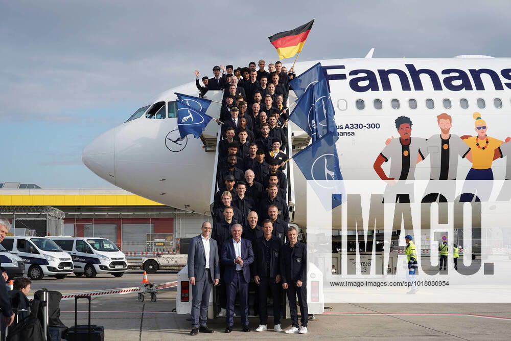 KW46 Mannschaft kommt zum Abflug des mit Diversity wins gekennzeichneten Flugzeugs - Frankfurt 14.11.2022: Abflug der Deutschen Nationalmannschaft zur WM 2022 in Katar, Flughafen Frankfurt