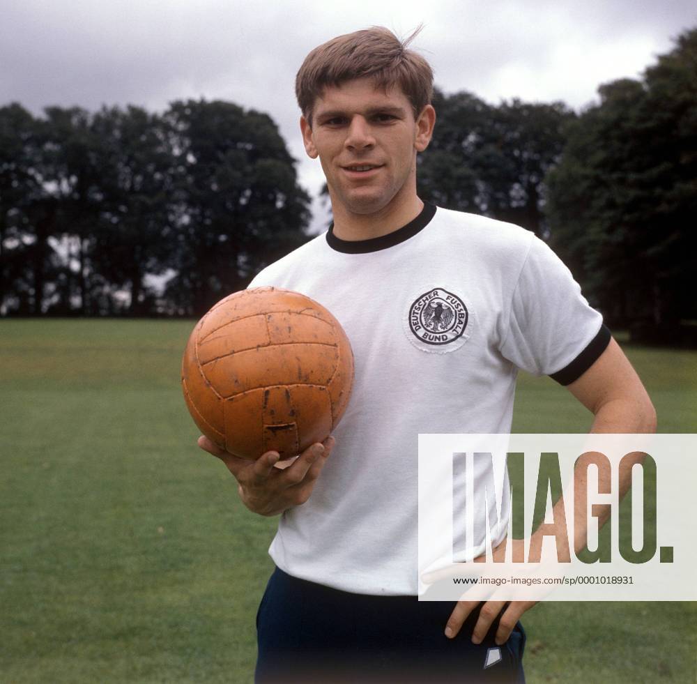 Wolfgang Weber (BR Deutschland) Fußball WM Herren DEUTSCHSPRACHIGE SPORTZEITSCHRIFTEN UND -ZEITUNGEN NUR NACH RÜCKSPRACHE, Weltmeisterschaft 1966 Porträt
