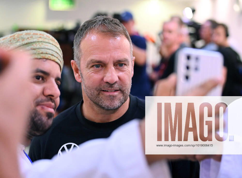 FUSSBALL WM 2022 Vorbereitung Deutschland im Oman 15.11.2022 Pressekonferenz der deutschen Nationalmannschaft vor dem Testspiel gegen Oman: Ein Journalist macht ein Selfie mit Bundestrainer Hansi Flick