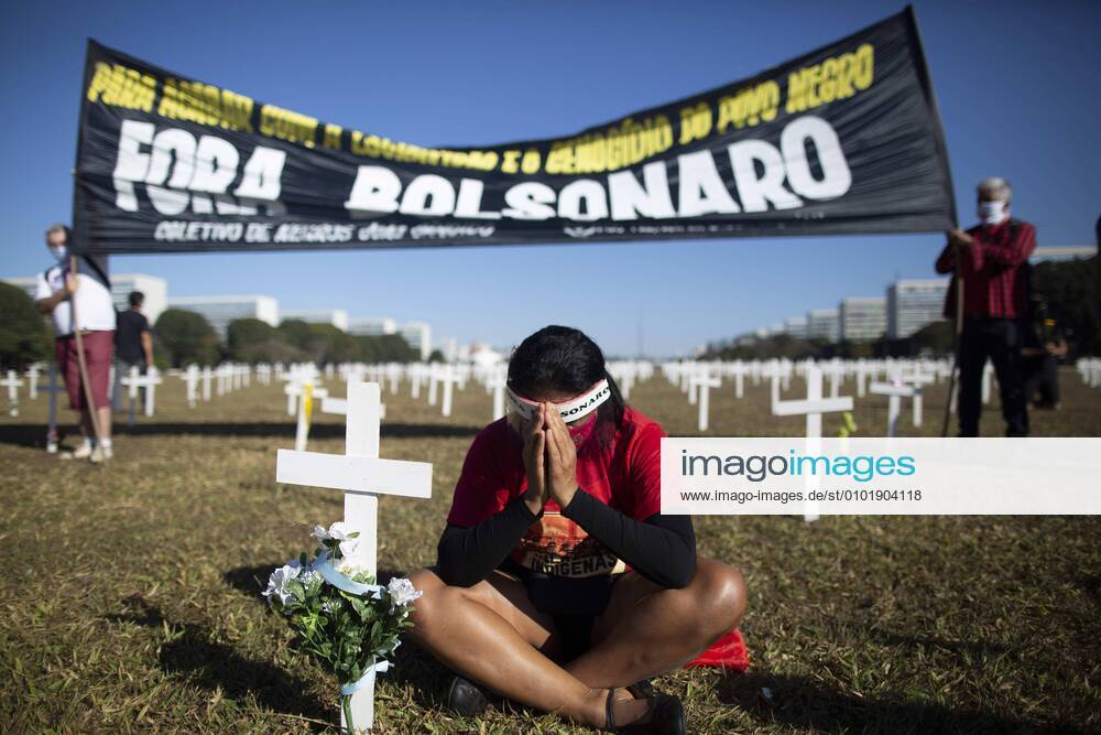 KW26 News BIlder des Tages Several people participate in the installation of hundreds of crosses as a tribute to the victims of covid-19 on the Esplanade of the Brazilian Ministries, in Brasilia, Brazil, 28 June 2020. The tribute is part of the national demonstration called for this Sunday against Brazilian President Jair Bolsonaro. After four months from the first case, Brazil accumulated until this Saturday 57,070 deaths and 1,313,667 cases from the pandemic, which confirm it as the second country with the most victims and contagions of coronavirus in the world after the United States. Tribute to the victims of covid-19 in the Esplanade of the Ministries of Brazil !ACHTUNG: NUR REDAKTIONELLE NUTZUNG!