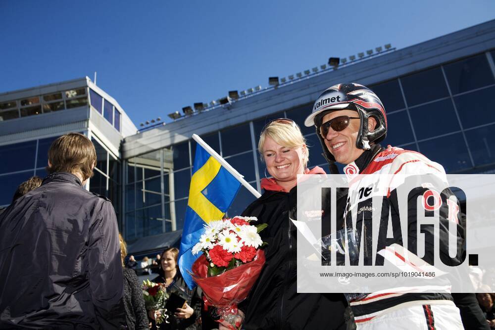 GÖTEBORG 20090418 Curling skippern och OS guldmedaljören Anette Norberg gratulerar kusken Örjan Kihlström efter segern i Olympiatravet med hästen Triton Sund pa Aby travbana i Göteborg pa lördagen. GÖTEBORG SVERIGE
