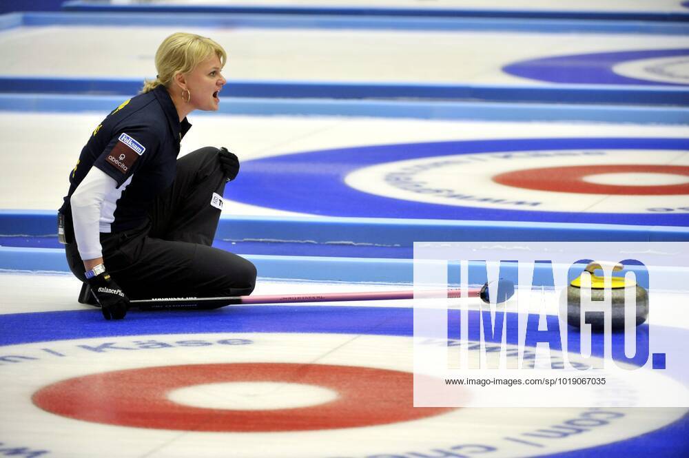 ÖRNSKÖLDSVIK 20081212 Curling-EM i Örnsköldsvik. Semifinal mellan Sverige och Danmark. Sverige vann matchen och är i final. Anette Norberg. ÖRNSKÖLDSVIK SVERIGE CURLING
