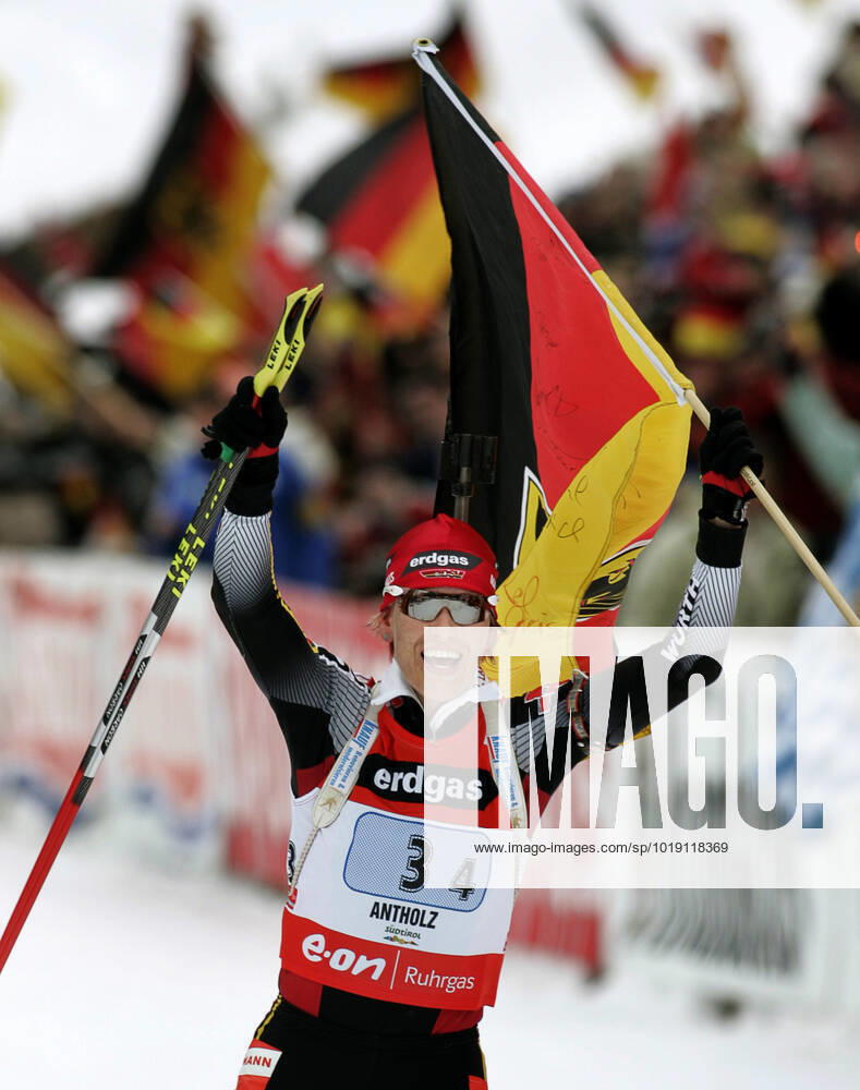 ANTERSELVA 20070211 Tyskland tog guldet i damernas stafett i Skidskytte-VM i Italienska Anterselva pa söndagen. Bilden: Kati Wilhelm pa sista sträckan mot mal som guldmedaljör. ANTERSELVA ITALIEN