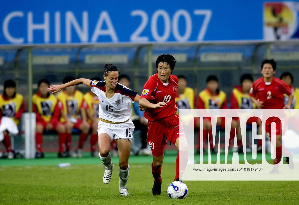 CHENGDU 20070911 Fotbolls VM för damer. Gruppspelsmatch 1, Chengdu. USA vs Nordkorea. Usas nr 15 Kate Markgraf i duell med Nordkoreas nr 10 Ri Kum Suk. CHENGDU KINA