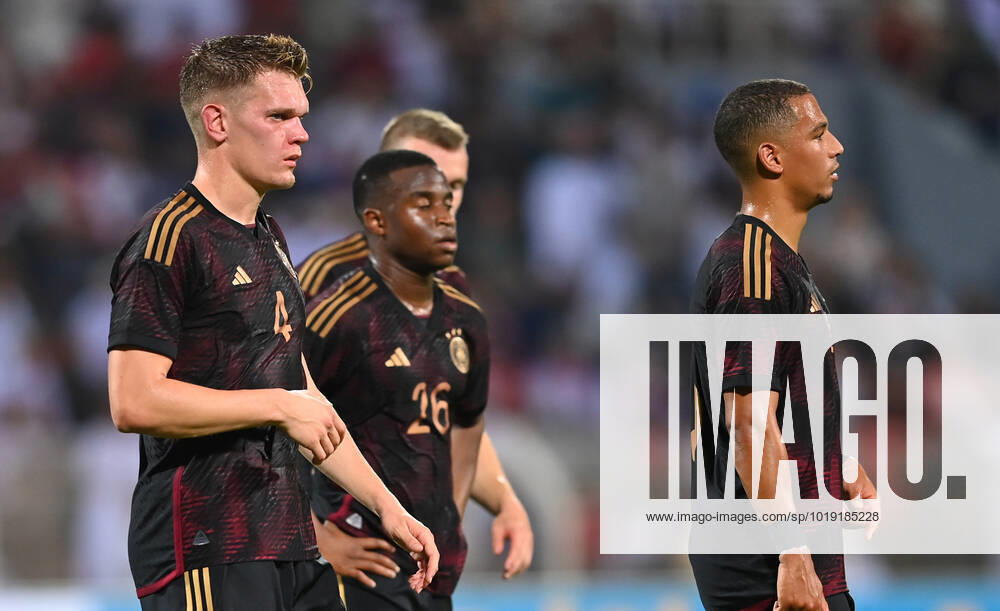 FUSSBALL WM 2022 Testspiel im Oman 16.11.2022 Oman - Deutschland: Matthias Ginter, Youssoufa Moukoko und Thilo Kehrer (v.l., alle Deutschland)