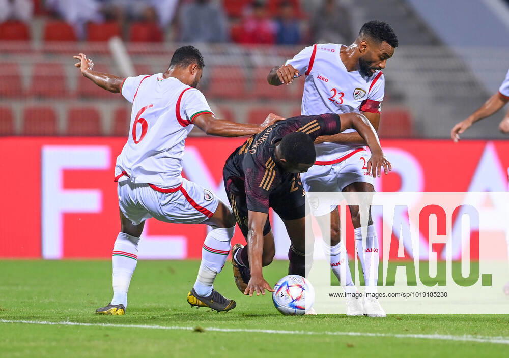 FUSSBALL WM 2022 Testspiel im Oman 16.11.2022 Oman - Deutschland: Youssoufa Moukoko (Mitte, Deutschland) gegen AHMED AL-KHAMISI (li) und HARIB ALSAADI (re, beide Omar)