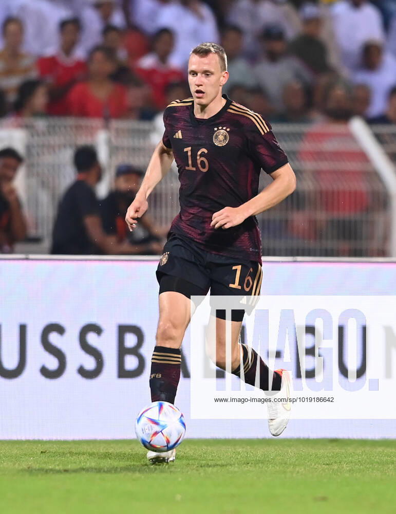 FUSSBALL WM 2022 Testspiel im Oman 16.11.2022 Oman - Deutschland: Lukas Klostermann (Deutschland)