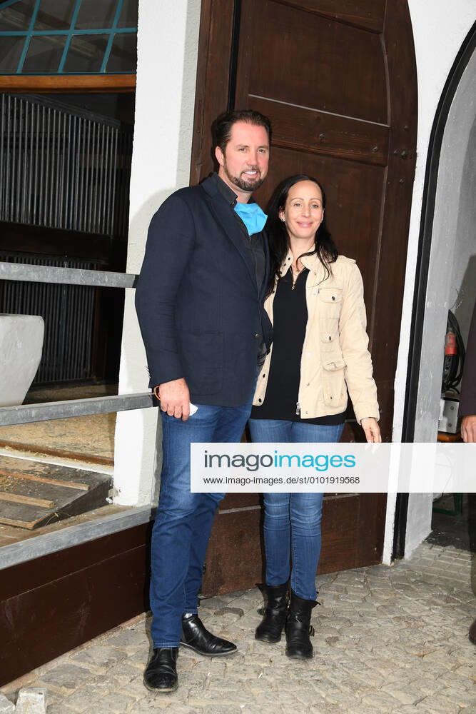 Martin Lacey jr. und Jana Mandana Lacey-Krone Presse-Rundgang Circus Krone Farm Weßling Circus Krone Zeiten von Corona Manege Circus Tiere Weßling b. München 29. Juni 2020