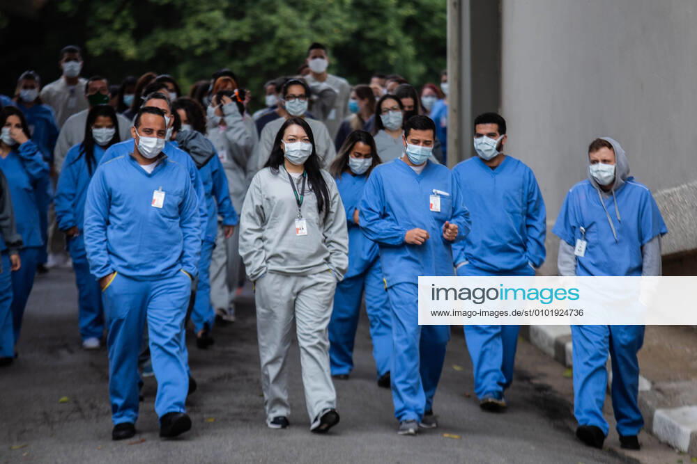 Bilder des Jahres 2020, News 06 Juni News BIlder des Tages Pacaembu field hospital deactivated. June 29,2020, Sao Paulo, Brazil: The Pacaembu field hospital in Sao Paulo city is deactivated by the Mayor of the city Bruno Covas and by the secretary of health, Edson Aparecido, on Monday (29). The site was used to treat patients with the new coronavirus and had a cost of about R$23 million. It was opened on April 6 and built on the lawn of the famous soccer stadium.The field hospital has started to receive fewer patients in the last few days because of the decrease in serious cases in the city. With that, the City Hall chose to close the place. Pacaembu field hospital deactivated.