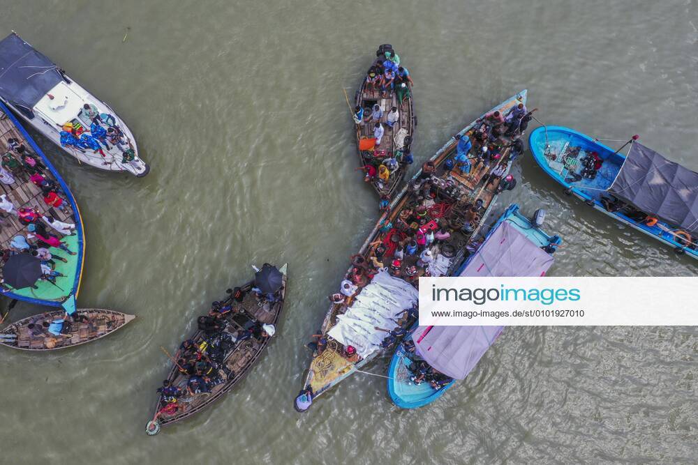 Bilder des Jahres 2020, News 06 Juni News BIlder des Tages June 29, 2020, Dhaka, Dhaka, Bangladesh: Rescue workers find bodies of victims after a launch sank on the Buriganga River. 32 people died and dozen are missing after a ferry capsized and sank at the Sadarghat ferry terminal in Dhaka during a collision with another vessel. Dhaka Bangladesh - ZUMAc321 20200629_zip_c321_003