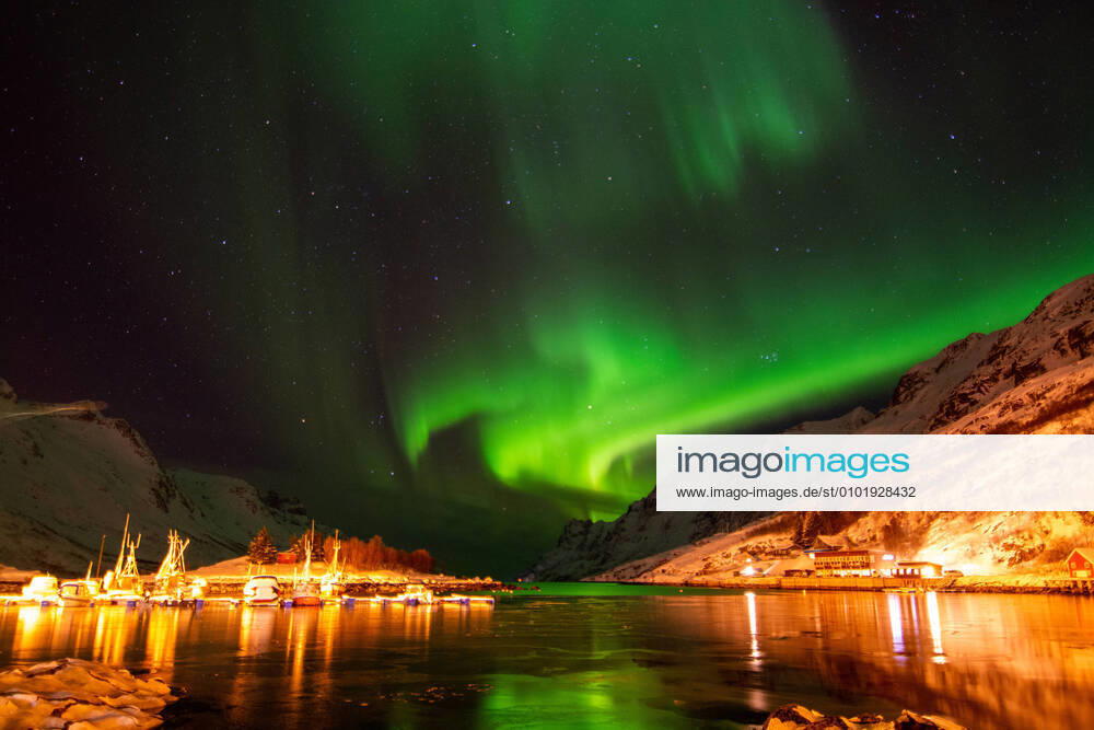 Polarlicht ueber den Hafen von Ersfjordbotn, Norwegen, Tromso polar lights over the port of Ersfjordbotn, Norway, Tromso BLWS621604