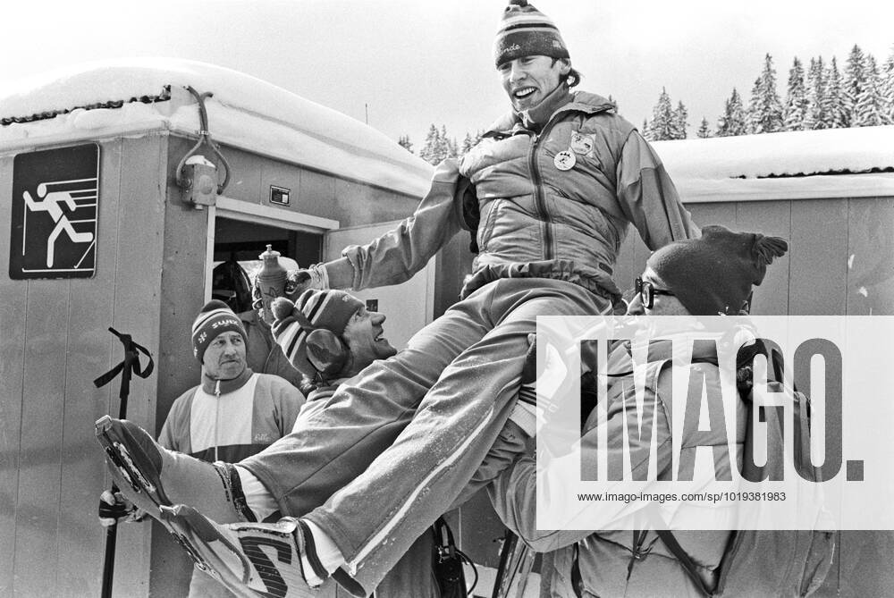 ARKIV 1984-02-13 Den svenska längdskidakaren Gunde Svan hissas i luften efter sitt guldlopp pa 15 km längdskidakning vid de olympiska vinterspelen i Sarajevo, Jugoslavien 13:e februari 1984. Sarajevo Bosnia-Hercegovina