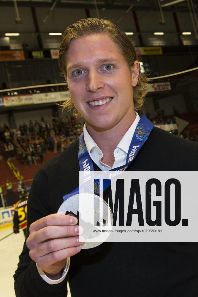 GÄVLE 20140828 Nicklas Bäckström, som fälldes för dopning och därmed missade OS-finalen i Sotji mot Kanada i ishockeyturneringen, fick ta emot silvermedaljen i samband med träningsmatchen mellan Brynäs IF och Djurgardens IF pa torsdagskvällen. Foto Jonas Ekströmer TT kod 10030 GÄVLE SVERIGE