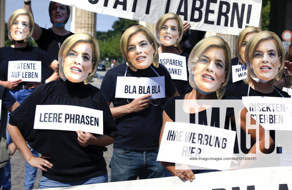 Wir haben es satt Protest gegen Agrarpolitik Unter dem Motto Wir haben es satt und mit Masken von Bundeslandwirtschaftsministerin Julia Kloeckner demonstrieren Umweltaktivisten am Brandenburger Tor gegen die Agrarpolitik der Bundesregierung. Berlin Berlin Deutschland