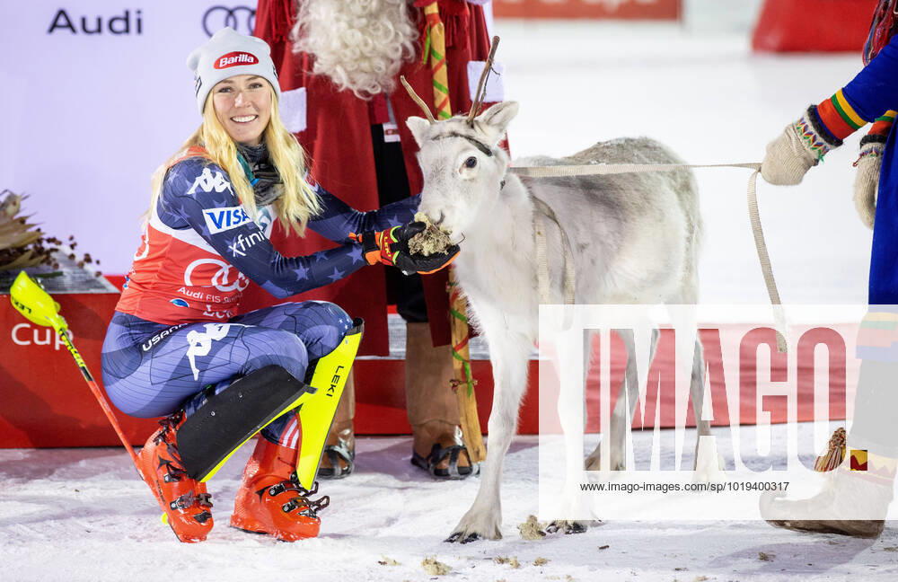 KW46 ALPINE SKIING - FIS WC Levi LEVI,FINLAND,19.NOV.22 - ALPINE SKIING - FIS World Cup, slalom, ladies. Image shows Mikaela Shiffrin (USA) and a reindeer. GEPAxpictures xHaraldxSteiner