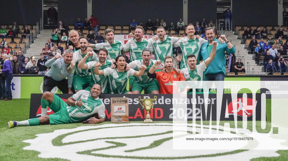 Emslandarena, Lingen, GER, Budenzauber Emsland 2022, Siegerehrung, die Gewinner: Werder Bremen auf dem ersten Platz, DFL REGULATIONS PROHIBIT ANY USE OF PHOTOGRAPHS AS IMAGE SEQUENCES AND OR QUASI-VIDEO. Lingen Niedersachsen Deutschland Emslandarena