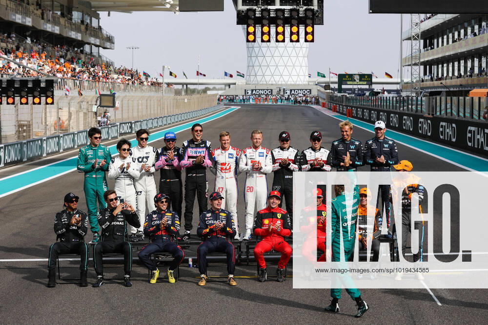KW46 family picture with all the drivers congratuling VETTEL Sebastian (ger), Aston Martin F1 Team AMR22, portrait during the Formula 1 Etihad Airways Abu Dhabi Grand Prix 2022, 22nd round of the 2022 FIA Formula One World Championship, WM, Weltmeisterschaft from November 18 to 20, 2022 on the Yas Marina Circuit, in Yas Island, Abu Dhabi - F1 - ABU DHABI GRAND PRIX 2022 - RACE DPPI Panoramic 00122050_AV6_8301