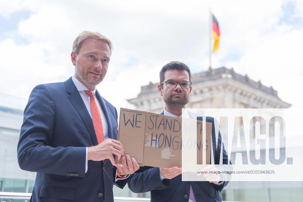 Berlin, Pressekonferenz FDP Fraktion Deutschland, Berlin - 30.06.2020: Im Bild ist Christian Lindner (Bundesvorsitzender FDP) und Marco Buschmann (FDP) vor der Pressekonferenz der Fraktion mit einem WE STAND WITH HONGKONG Schild im deutschen Bundestag zu sehen. Berlin Bundestag Berlin Deutschland