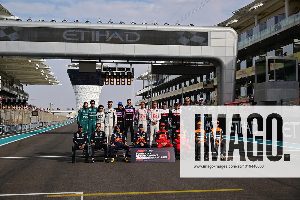 FORMULA 1 ETIHAD AIRWAYS ABU DHABI GRAND PRIX 2022 20.11.2022, Yas Marina Circuit, Abu Dhabi, FORMULA 1 ETIHAD AIRWAYS ABU DHABI GRAND PRIX 2022 , im Bild Abschlussfoto aller Formel 1 Fahrer 2022: Obere Reihe v.l.n.r.: Sebastian Vettel aus Deutschland vom Team Aston Martin, Lance Stroll aus Kanada vom Team Aston Martin, Yuki Tsunoda aus Japan vom Team Alpha Tauri, Pierre Gasly aus Frankreich vom Team Alpha Tauri, Fernando Alonso aus Spanien vom Team Alpine, Esteban Ocon aus Frankreich vom Team Alpine, Mick Schumacher aus Deutschland vom Team Haas, Kevin Magnussen aus Dänemark vom Team Haas, Valtteri Bottas aus Finnland vom Team Alfa Romeo Orlen, Zhou Guanyu aus China vom Team Alfa Romeo Orlen, Alexander Albon aus Großbritannien vom Team Williams Racing, Nicolas Latifif aus Kanada vom Team Williams. Untere reihe v.l.n.r.: Lewis Hamilton aus Großbritannien vom Team Mercedes, George Russell aus Großbritannien vom Team Mercedes, Sergio Perez aus Mexico vom Team Oracle Red Bull, Max Verstappen aus den Niederlanden vom Team Oracle Red Bull, Charles Leclerc aus Monaco vom Team Ferrari, Carlos Sainz aus Spanien vom Team Ferrari, Lando Norris aus Großbritannien vom Team McLaren, Daniel Ricciardo aus Australien vom Team McLaren..