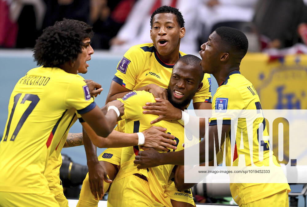 FUSSBALL WM 2022 VORRUNDE GRUPPE A - EROEFFNUNGSSPIEL: Katar - Ecuador 20.11.2022 Jubel von links mit Gonzalo Plata, Enner Valencia , Moises Caicedo (Ecuador)
