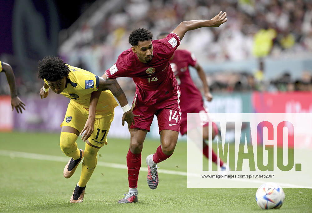 FUSSBALL WM 2022 VORRUNDE GRUPPE A - EROEFFNUNGSSPIEL: Katar - Ecuador 20.11.2022 Angelo Preciado (li, Ecuador) gegen Homam Ahmed (re, Katar)