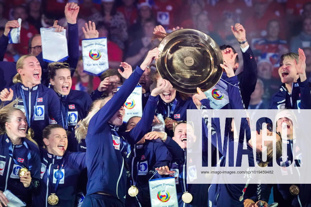 Handball EC Slovenia 2022, final Denmark Norway Ljubljana , Slovenia 20221120 The handball girls celebrate after winning the final in handball EC against Denmark in Sto?ice Arena Photo Beate Oma Dahle NTB Ljubljana Slovenia RESTRICTED USE FOR BETTING COMPANIES