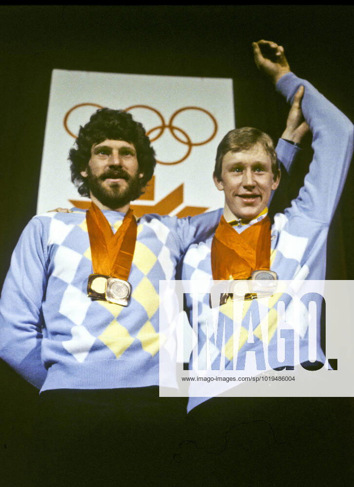ARKIV 1984-02-19 De svenske längdskidakarna Thomas Wassberg och Gunde Svan poserar med sina OS-medaljer runt halsen som de tilldelades för sina prestationer i längdskidsparen vid de olympiska vinterspelen i Sarajevo, Jugoslavien 19:e februari 1984. Sarajevo Bosnia-Hercegovina