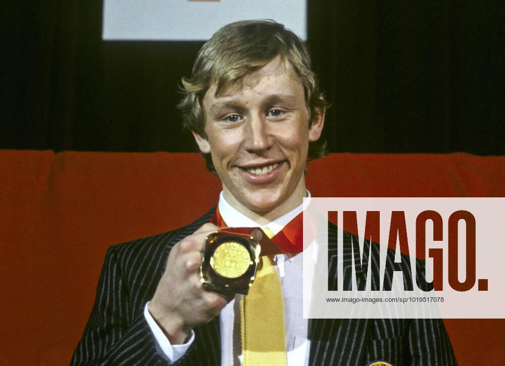 ARKIV 1984-02-13 Den svenske längdskidakaren Gunde Svan visar upp sin guldmedalj vid prisceremonin efter att ha vunnit 15 km längdskidakning vid de olympiska vinterspelen i Sarajevo, Jugoslavien 13:e februari 1984. Sarajevo Bosnia-Hercegovina