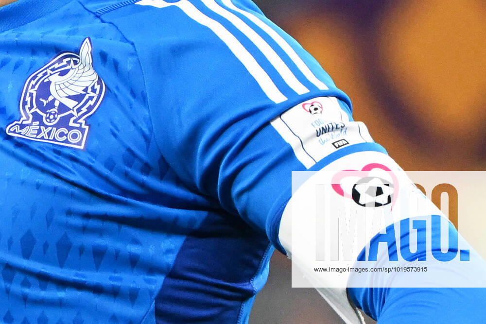Fussball, Herren, Saison 2022 23, WM in Katar, Gruppe C (1. Spieltag), Mexiko - Polen im Stadium 974 in Doha, Guillermo Ochoa (Mexiko, 13) mit einer Kapitaensbinde bestehend aus einem pinken Herz und einem Fussball , 22.11. 2022,