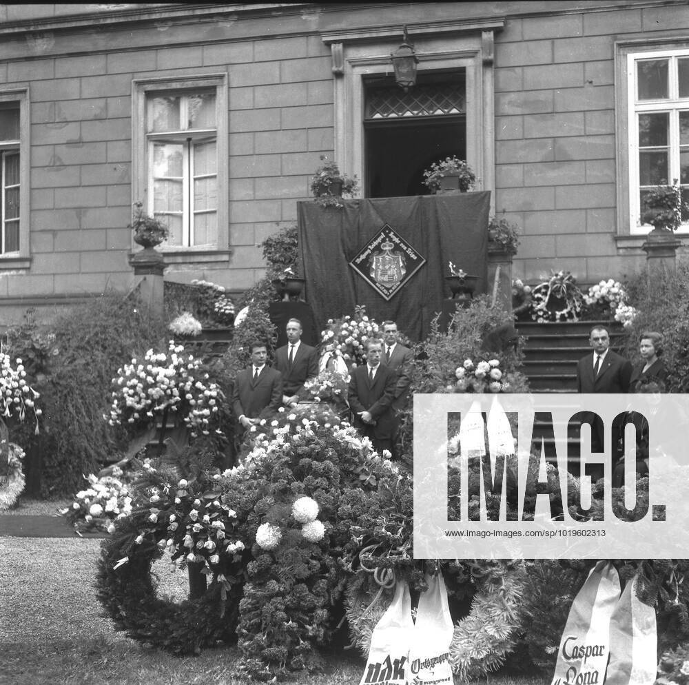 Trauerfeier und Beerdigung des Automobilrennfahrers Graf Berghe von Trips am 14.09.1961 in Kerpen. Links vorn: Hans Herrmann Links hinten: Edgar Barth Rechts vorn: Richie Ginther Rechts hinten Phil Hill und ganz rechts sitzend Frau Laura Ferrari Nur fuer journalistische Zwecke! Only for editorial use!