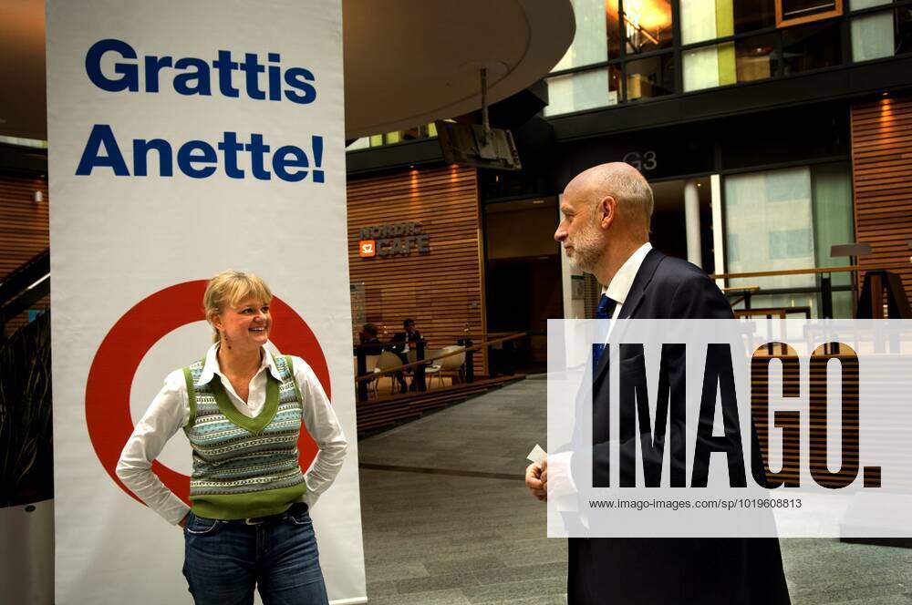 STOCKHOLM 20060228 - OS-festen är över och guldhjälten Anette Norberg är hemma igen. Igar var hon tillbaka pa jobbet pa Nordea där hon bland annat hyllades av kollegan Magnus Erkander, ekonomiansvarig pa Nordea. STOCKHOLM SVERIGE