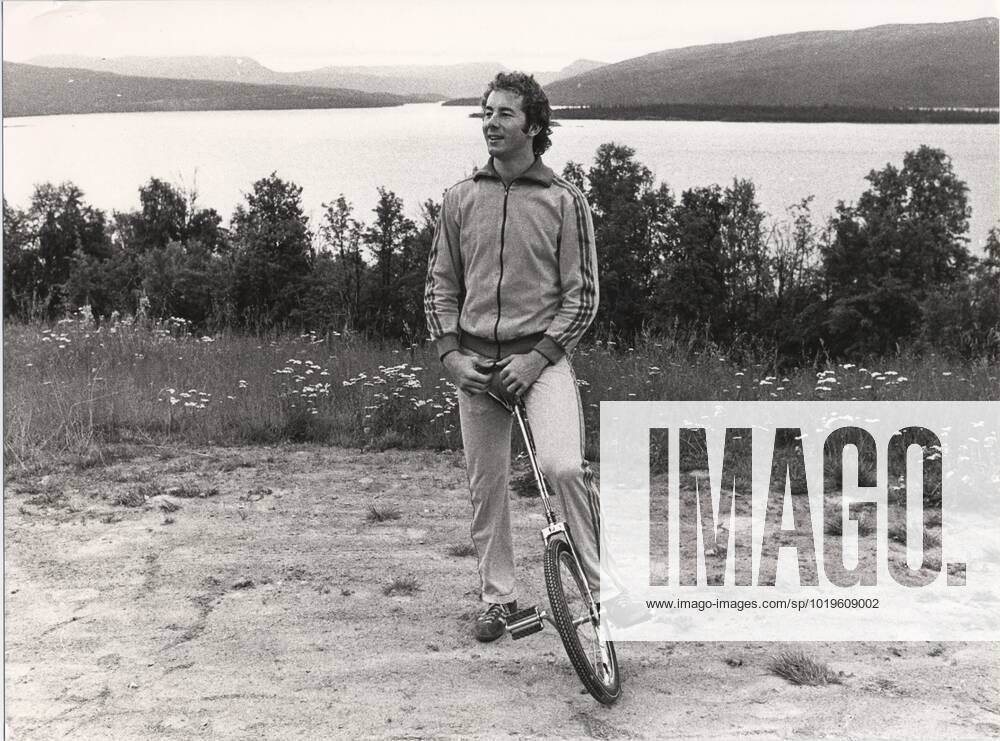 TÄRNABY 1976-08-09 Svenske alpina skidakaren Ingemar Stenmark tränar balansen pa en enhjulig cykel hemma i Tärnaby 9:e augusti 1976. TÄRNABY SVERIGE