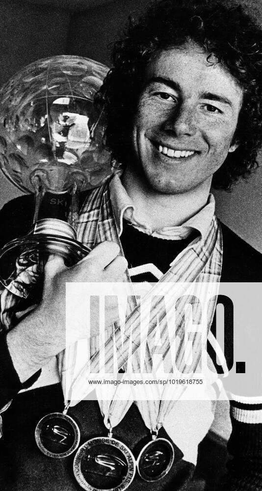 ** SVD OUT ** 19760402. Ingemar Stenmark visar upp sina segerpris fran arets World Cup. STOCKHOLM SWEDEN