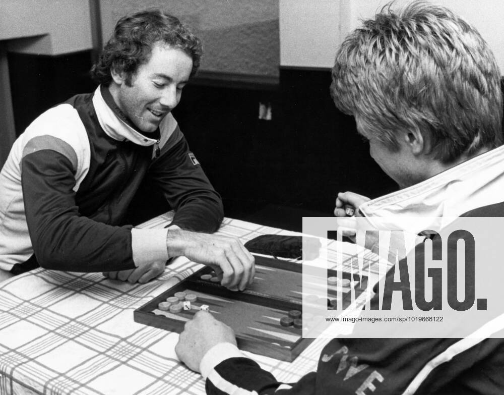 Madonna di Campiglio 1978-12-01 Ingemar Stenmark och Stig Strand fördriver tiden med att spela backgammon i ett regnigt Madonna di Campiglio. Madonna di Campiglio Italien