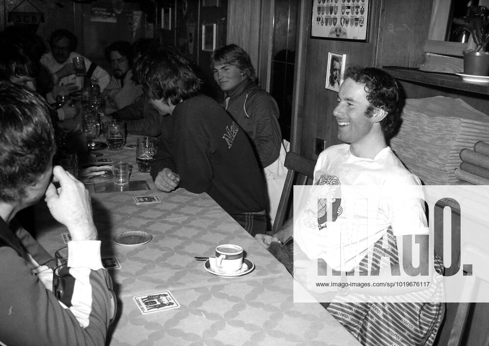 ADELBODEN 1980-01-22 Alpine skidakaren Ingemar Stenmark fikar med lagkamraterna pa hotellet i schweiziska Adelboden ADELBODEN SCHWEIZ