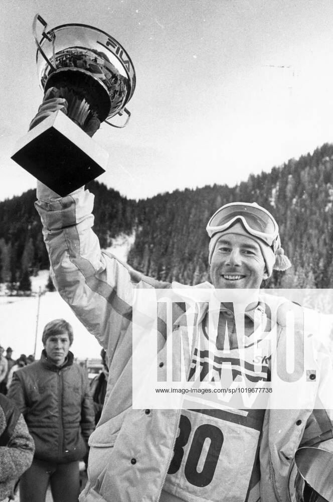 Alta Badia 1985-12-15 Ingemar Stenmark höjer segerpokalen efter sin 80:e världscupseger i storslalom Alta Badia Italien
