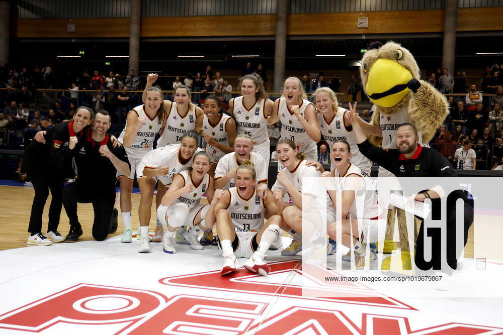 Qualifikation FIBA Damen EM 2023, Deutschland-Bosnien und Herzegowina, Die deutschen Spielerinnen jubeln nach dem Sieg Weißenfels Stadthalle Weißenfels Sachsen-Anhalt Germany